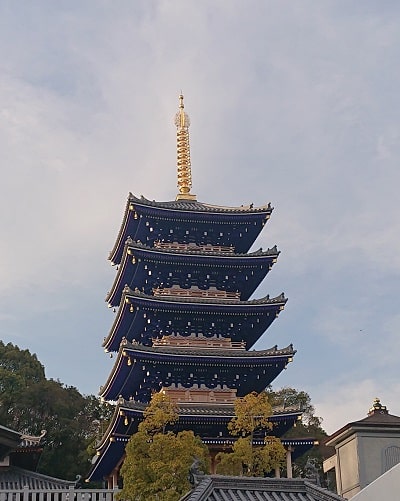 中山寺の青い五重塔