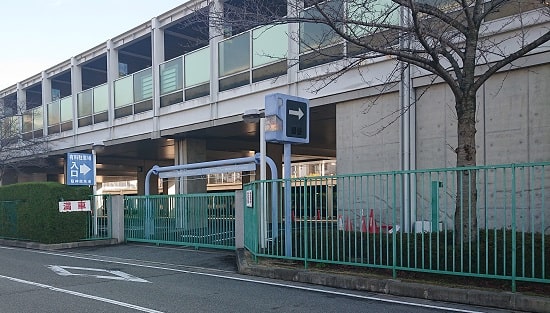 阪神競馬場の駐車場入り口